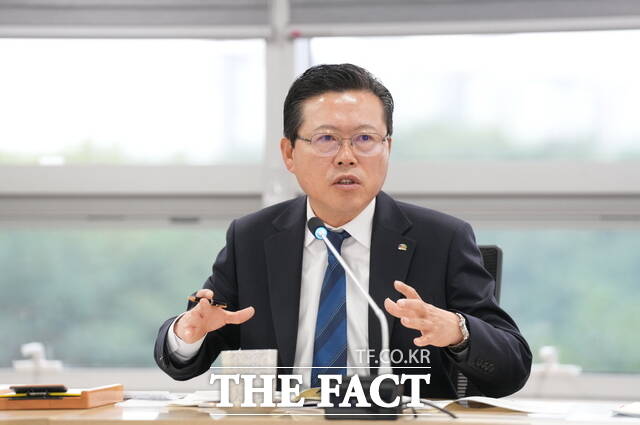 장기수 천안시장이 10일 간부회의에서 책임 행정과 재발 방지 대책 마련을 강조하고 있다. /천안시