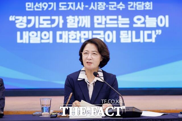 추미애 경기도지사가 10일 삼성전자와 SK하이닉스를 향해 공정수 방류량 최소화를 재차 주문했다. 지난달 22일 추 지시가 경기도과학경제진흥원에서 열린 경기지사와 시장·군수 간담회에서 발언하는 모습. /경기도