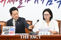  손은정 홍보국장 마이크 고쳐주는 장동혁 대표 [포토]