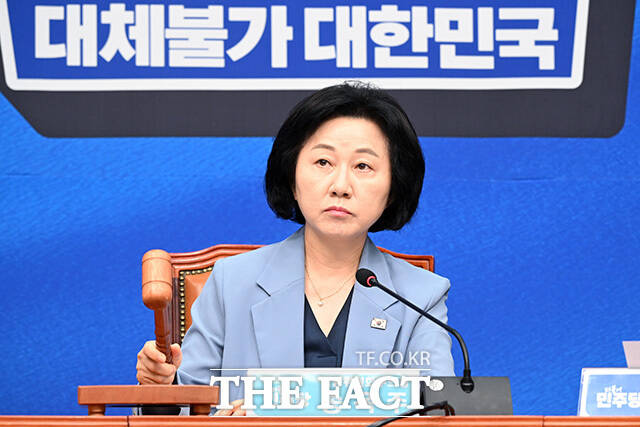 송옥주 더불어민주당 중앙위원회 부의장이 11일 오전 서울 여의도 국회에서 열린 중앙위원회의에서 의사봉을 두드리며 회의를 주재하고 있다. /국회=남용희 기자