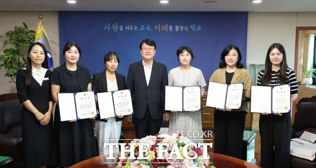 11일 오석진 대전시교육감이 상담전문가 5명을 '마음봄지원단'으로 위촉한 후 기념 촬영을 하고 있다. /대전시교육청