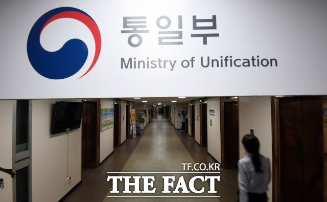 통일부는 11일 남북공동연락사무소 폭파와 관련해 북한을 상대로 제기한 손해배상청구 소송의 선고기일 연기를 법원에 요청했다고 밝혔다. 사진은 서울 광화문 정부서울청사의 통일부 전경. /더팩트DB