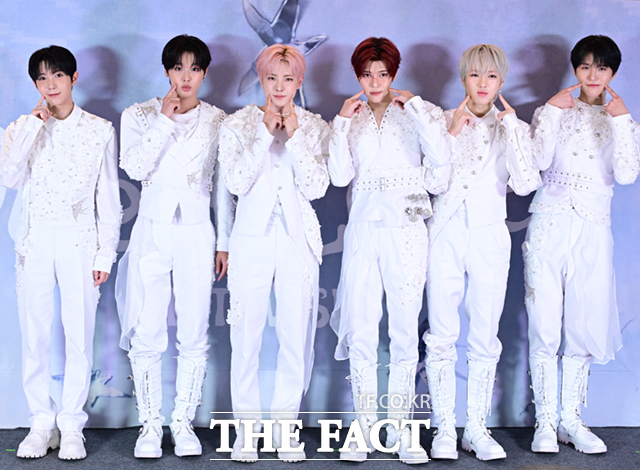 그룹 NCT WISH(엔시티 위시)의 일본 싱글이 큰 사랑을 받고 있다. 사진은 료 리쿠 유우시 시온 사쿠야 재희(왼쪽부터)가 지난 4월 19일 오후 서울 송파구 올림픽공원 KSPO DOME에서 열린 서울 앙코르 공연 및 정규 1집 발매 기념 기자간담회에 참석한 모습. /이새롬 기자