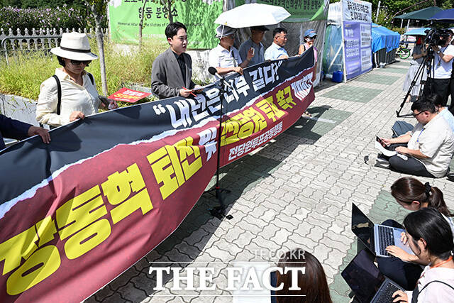 장동혁 국민의힘 대표 퇴진 및 전 당원 투표 촉구 기자회견을 열고 발언하는 박인규 책임당원(왼쪽 두 번째).