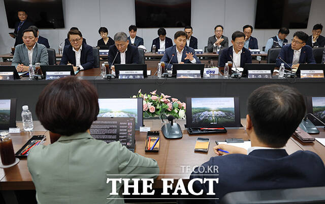 기념촬영하는 더불어민주당 3대 메가프로젝트 지원 특별위원회. /국회사진기자단