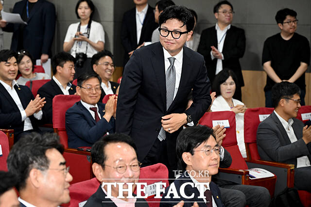 한동훈 무소속 의원(오른쪽)이 11일 오후 서울 여의도 국회 의원회관에서 열린 국민의힘 부산시당 주최 ‘2차 공공기관 이전, 왜 부산이 답인가’ 토론회에 참석하고 있다. /국회=박상민 기자
