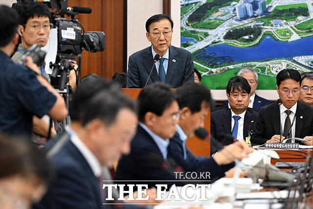 국토위 전체회의 참석해 업무보고하는 김 장관.