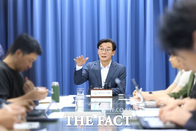 전재수 부산시장이 11일 부산시청에서 기자간담회를 하고 있다. /부산시