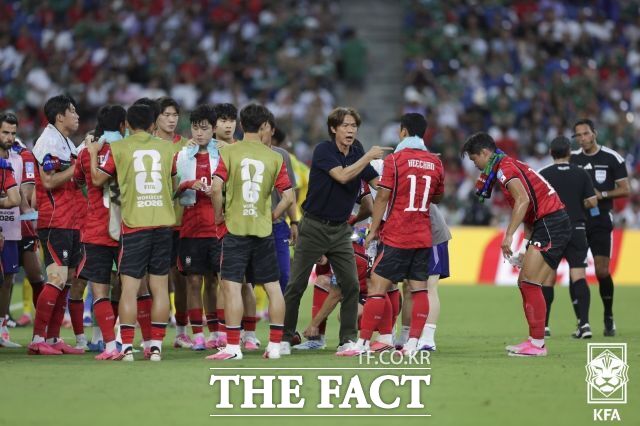 한국축구대표팀 홍명보 감독(오른쪽 네번째)이 6월 25일(한국시간) 열린 2026북중미월드컵 A조 조별리그 남아공전 하이드레이션 브레이크때 선수들에게 지시사항을 전달하고 있다./몬터레이(멕시커)=KFA