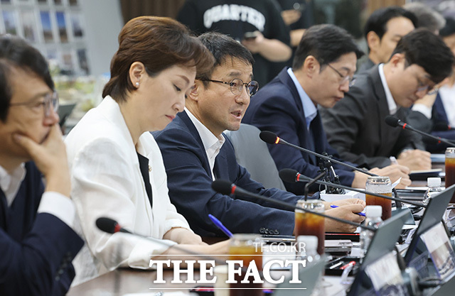기념촬영하는 더불어민주당 3대 메가프로젝트 지원 특별위원회. /국회사진기자단