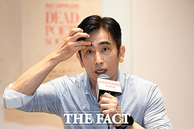 차인표가 포즈를 취하고 있다.