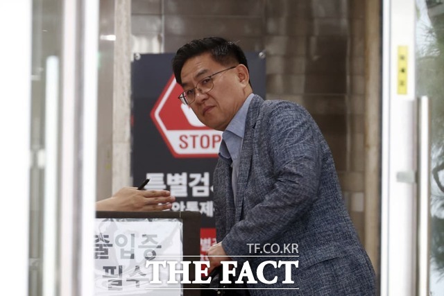 수도방위사령부 내 대테러 조직으로 알려진 '수호신 TF'를 통해 12·3 비상계엄에 가담했다는 혐의를 받는 이진우 전 수도방위사령관이 11일 오전 경기 과천시 권창영 특별검사팀(종합특검) 사무실에 출석했다. /뉴시스