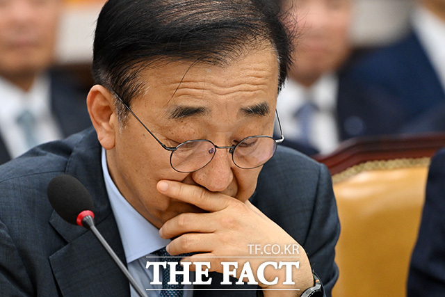 국토위 전체회의 참석해 업무보고하는 김 장관.