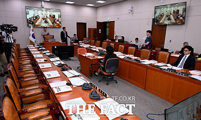 외통위 개의 전 도착해 착석한 한 의원.