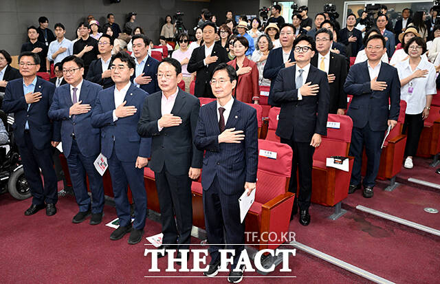 한동훈 무소속 의원(오른쪽)이 11일 오후 서울 여의도 국회 의원회관에서 열린 국민의힘 부산시당 주최 ‘2차 공공기관 이전, 왜 부산이 답인가’ 토론회에 참석하고 있다. /국회=박상민 기자