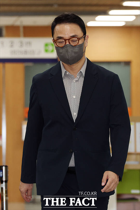 김건희 씨의 오빠 김진우 씨(왼쪽)와 양평군수를 지낸 김선교 국민의힘 의원이 11일 오전 서울 서초구 서울중앙지방법원에서 열린 '경기 양평 공흥지구 개발 특혜 의혹' 속행 공판에 출석하고 있다. /남윤호 기자(현장풀)