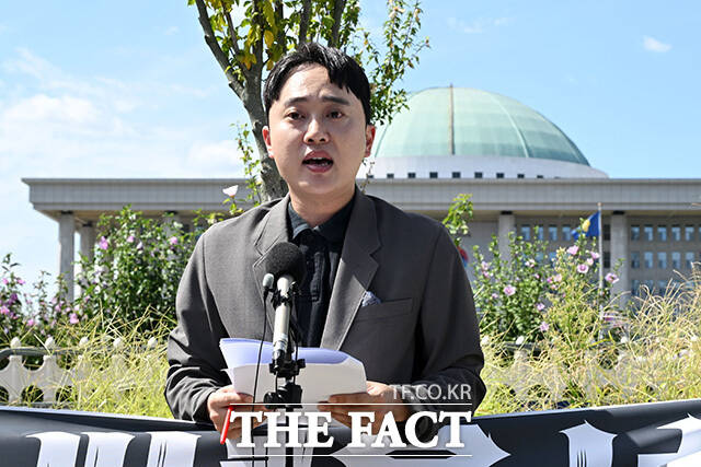 장동혁 국민의힘 대표 퇴진 및 전 당원 투표 촉구 기자회견을 열고 발언하는 박인규 책임당원(왼쪽 두 번째).