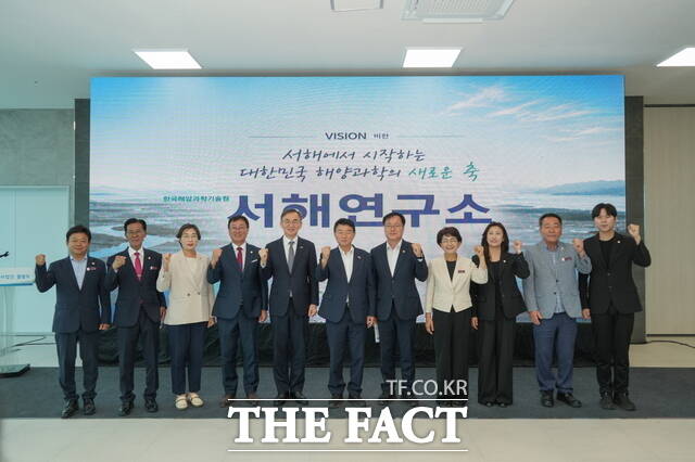 10일 서천군 장항읍 바이오특화 지식산업센터에서 열린 KIOST 서해연구소 시범사업단 출범식에서 유승광 서천군수, 이희승 한국해양과학기술원장, 박노찬 서천군의회 의장 등이 기념 촬영을 하고 있다. /서천군