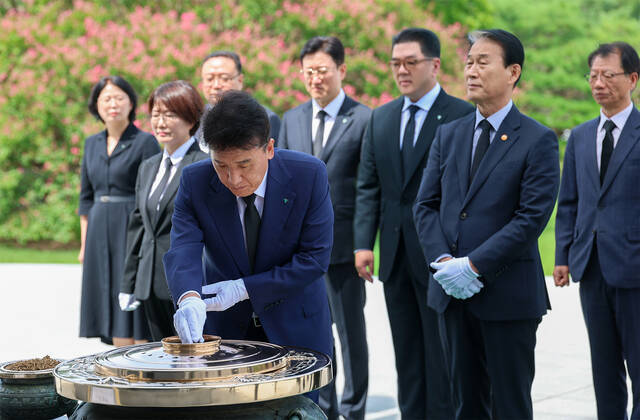 하나금융그룹은 지난 10일 광복 81주년을 맞아 서울 동작구 국립서울현충원에서 국가보훈부와 국립묘지 묘역 및 참배환경 개선을 위한 업무협약을 체결했다. 이날 행사에 참석한 함영주 하나금융그룹 회장이 현충탑에서 참배를 하고 있다. /하나금융그룹