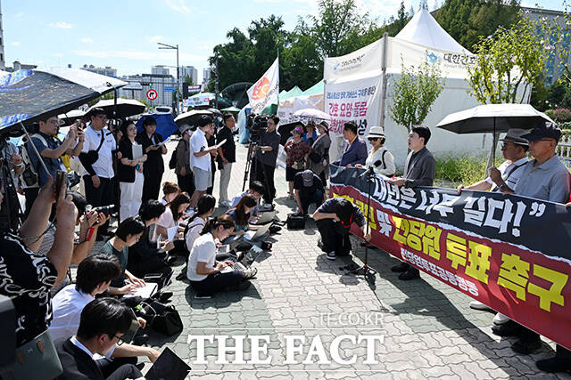 장동혁 국민의힘 대표 퇴진 및 전 당원 투표 촉구 기자회견을 열고 발언하는 박인규 책임당원(왼쪽 두 번째).