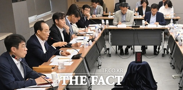 추경호 대구시장(왼쪽에서 두 번째)이 10일 대구시청 산격청사에서 열린 간부회의에서 발언하고 있다. /대구시