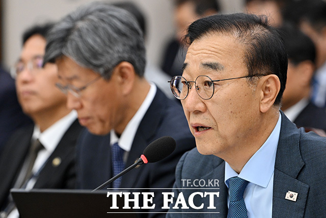 국토위 전체회의 참석해 업무보고하는 김 장관.