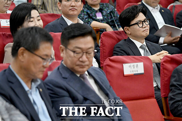한동훈 무소속 의원(오른쪽)이 11일 오후 서울 여의도 국회 의원회관에서 열린 국민의힘 부산시당 주최 ‘2차 공공기관 이전, 왜 부산이 답인가’ 토론회에 참석하고 있다. /국회=박상민 기자