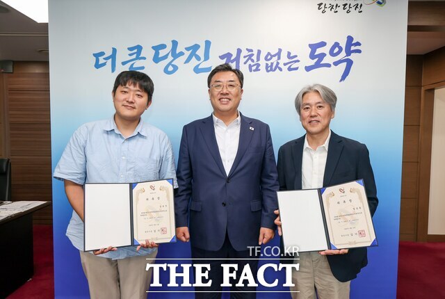 당진시는 10일 AX 분야 정책특보 2명을 위촉했다. 왼쪽부터 강호진 특보, 김기재 당진시장, 정상훈 특보. /당진시
