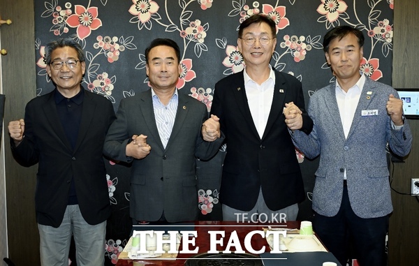 김제선 중구청장과 대전시 중구 지역 시의원들이 11일 현안 대응 간담회를 가진 뒤 기념촬영하고 있다. /대전시 중구