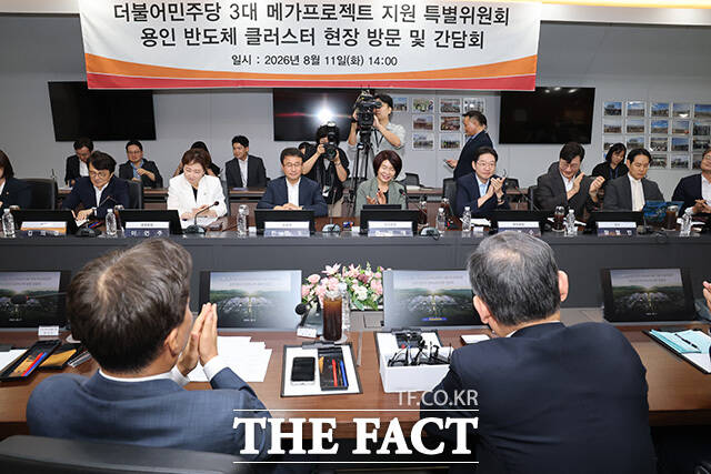 기념촬영하는 더불어민주당 3대 메가프로젝트 지원 특별위원회. /국회사진기자단