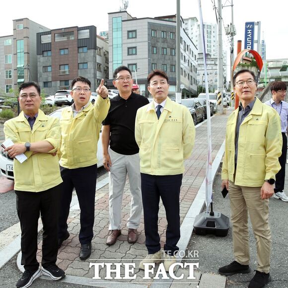 전문학 대전시 서구청장(사진 오른쪽부터 두 번째)이 11일 가수원동 노외 공영주차장 조성지 현장을 점검하고 있다. /대전시 서구