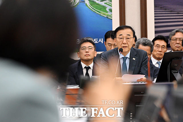 국토위 전체회의 참석해 업무보고하는 김 장관.