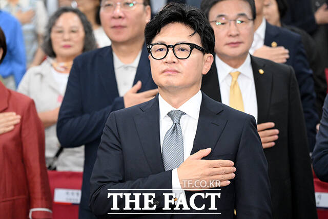 한동훈 무소속 의원(오른쪽)이 11일 오후 서울 여의도 국회 의원회관에서 열린 국민의힘 부산시당 주최 ‘2차 공공기관 이전, 왜 부산이 답인가’ 토론회에 참석하고 있다. /국회=박상민 기자