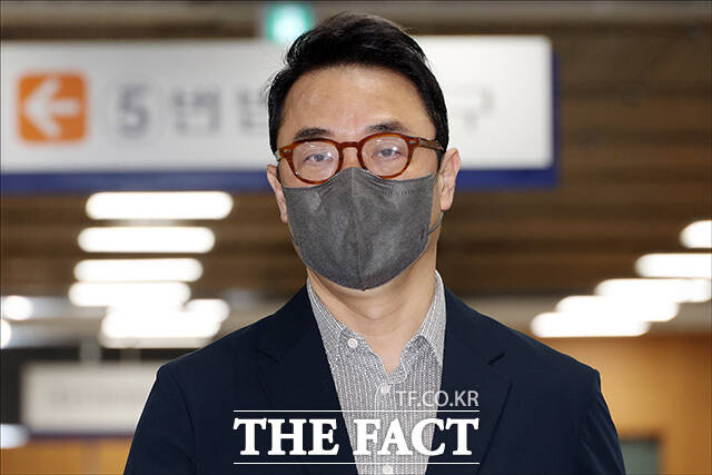 김건희 씨의 오빠 김진우 씨(왼쪽)와 양평군수를 지낸 김선교 국민의힘 의원이 11일 오전 서울 서초구 서울중앙지방법원에서 열린 '경기 양평 공흥지구 개발 특혜 의혹' 속행 공판에 출석하고 있다. /남윤호 기자(현장풀)