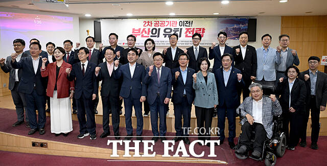 한동훈 무소속 의원(오른쪽)이 11일 오후 서울 여의도 국회 의원회관에서 열린 국민의힘 부산시당 주최 ‘2차 공공기관 이전, 왜 부산이 답인가’ 토론회에 참석하고 있다. /국회=박상민 기자