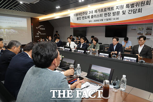 기념촬영하는 더불어민주당 3대 메가프로젝트 지원 특별위원회. /국회사진기자단
