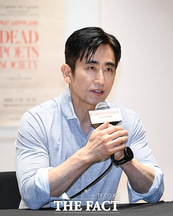 차인표가 포즈를 취하고 있다.