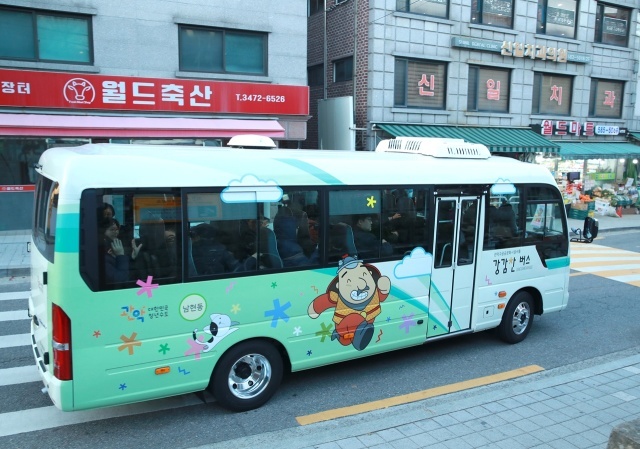관악구 무료 셔틀버스 '강감찬버스'가 개통 7개월 만에 일평균 이용객 1000명을 돌파하며 고지대 주민들의 병원·복지·문화시설 이동을 돕는 생활교통수단으로 자리 잡았다. /관악구