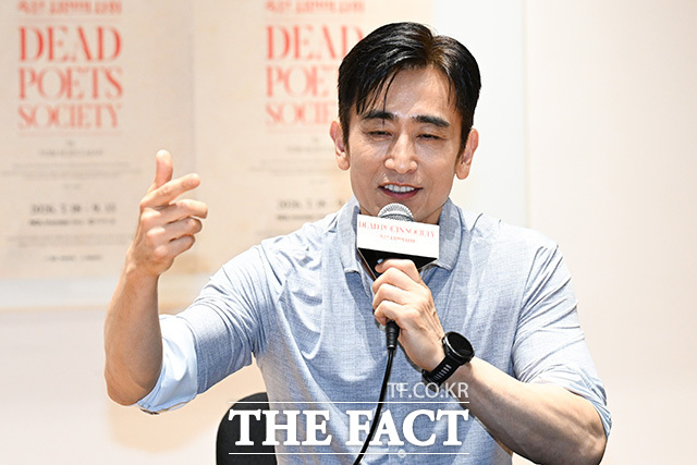 차인표가 포즈를 취하고 있다.