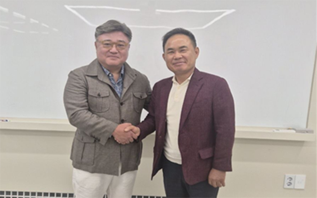 ▲강남구상공회가 한국전력산업중소사업자협회에 특별회원으로 가입했다. 김지곤 KEISA 회장(왼쪽), 김근호 강남구상공회 회장(오른쪽)이 기념사진을 촬영하고 있다. /한국전력산업중소사업자협회