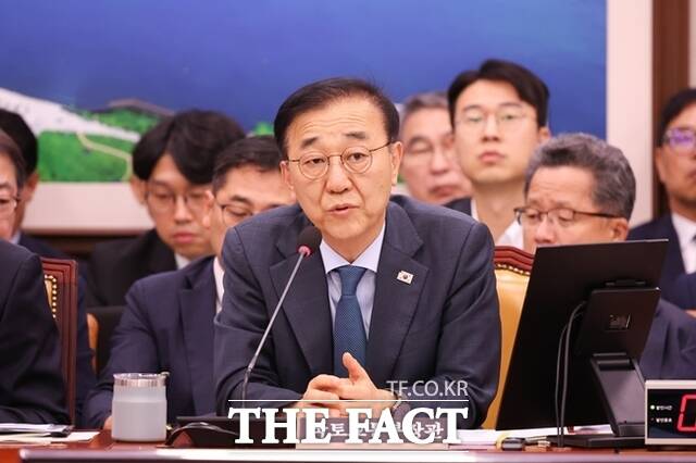 이재명 정부의 부동산 세제 개편안에 대해 여야 모두 우려를 쏟아냈다. 사진은 김윤덕 국토교통부 장관이 11일 국회에서 열린 국회 국토교통위원회 전체회의에서 발언을 하고 있다. /뉴시스