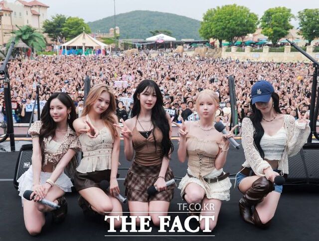 캐리비안 베이 '워터 뮤직 풀파티'에서 펼쳐진 '프로미스나인'의 스페셜 공연. /에버랜드
