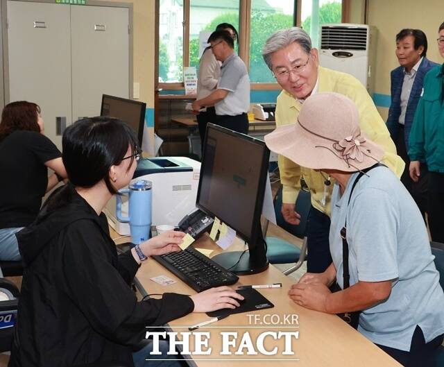 오태완 의령군수가 의령읍사무소를 찾아 민생안정지원금 신청 현장을 직접 살피며 군민 의견을 듣고 있다. /의령군