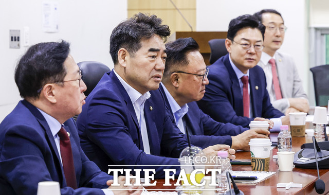 이성권 국민의힘 부산시당위원장(왼쪽에서 두 번째)이 11일 2차 공공기관의 부산 유치 전략을 모색할 토론회를 개최한다./뉴시스