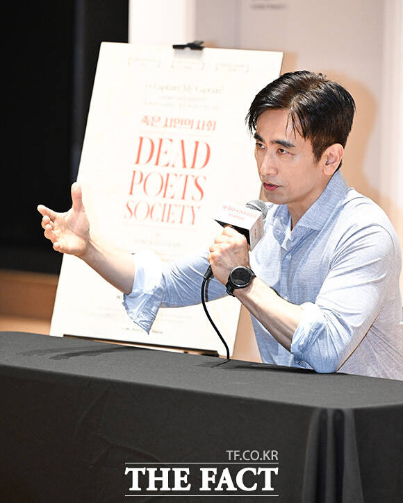 차인표가 포즈를 취하고 있다.