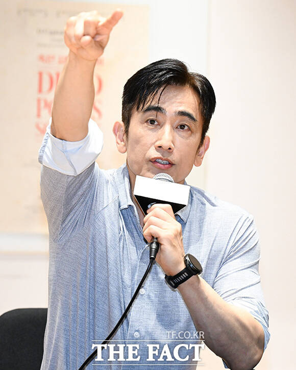 차인표가 포즈를 취하고 있다.