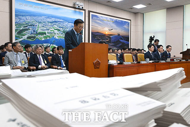 국토위 전체회의 참석해 업무보고하는 김 장관.