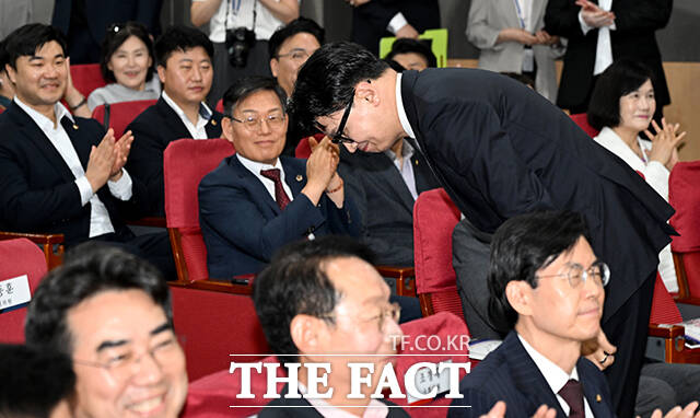 한동훈 무소속 의원(오른쪽)이 11일 오후 서울 여의도 국회 의원회관에서 열린 국민의힘 부산시당 주최 ‘2차 공공기관 이전, 왜 부산이 답인가’ 토론회에 참석하고 있다. /국회=박상민 기자