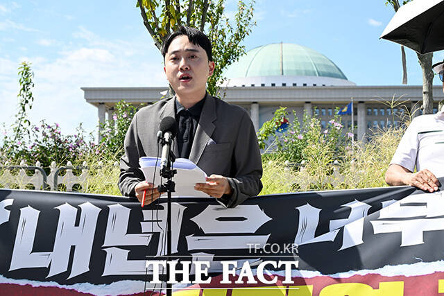 장동혁 국민의힘 대표 퇴진 및 전 당원 투표 촉구 기자회견을 열고 발언하는 박인규 책임당원(왼쪽 두 번째).