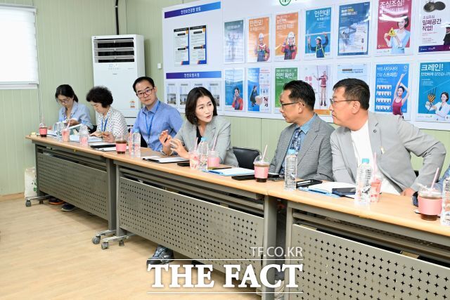 우성빈 기장군수(오른쪽 3번째)가 10일 부산기장촬영소 건립 현장을 방문해 영화진흥위원회 관계자들과 회의를 하고 있다. /기장군청